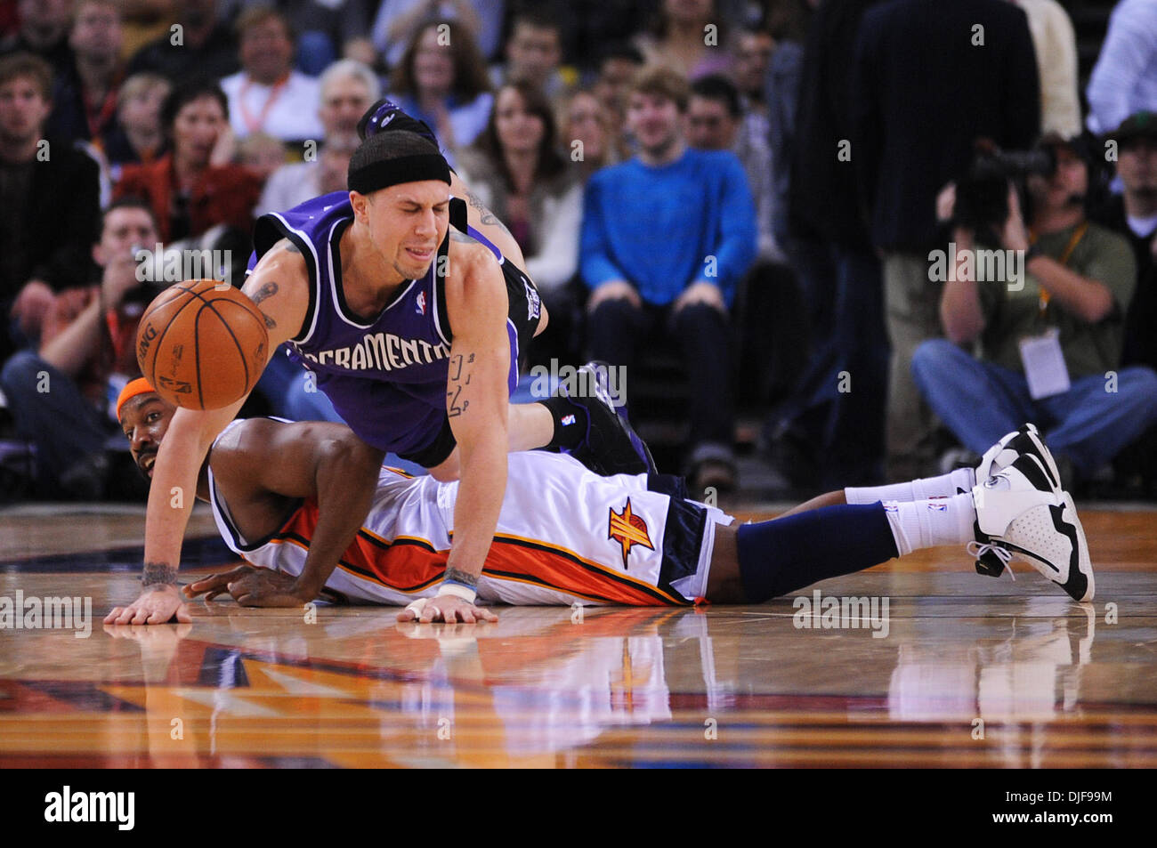 Golden State Warriors' Baron Davis, # 5, excursions Sacramento Kings' Mike Bibby, no 10, dans le 2e quart de leur jeu samedi, 9 février 2008, à l'Oracle Arena à Oakland, Californie (Jose Carlos Fajardo/Contra Costa Times/ZUMA Press). Banque D'Images