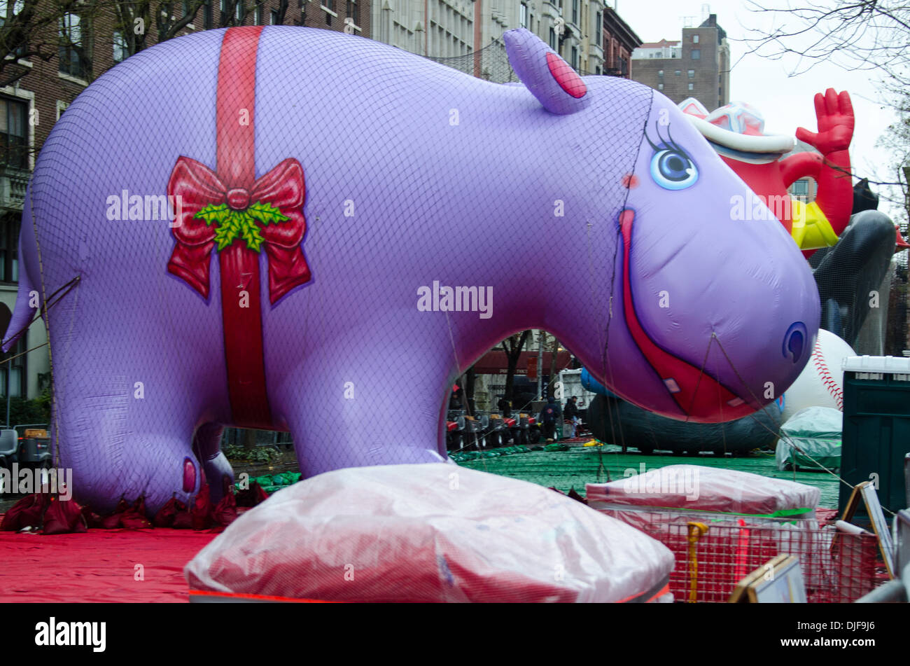 NEW YORK, NY, USA, le 27 novembre 2013. 'Happy Hippo' étant ballon gonflé sur le jour avant la 87e assemblée annuelle de Macy's Thanksgiving Day Parade. Crédit : Jennifer Booher/Alamy Live News Banque D'Images