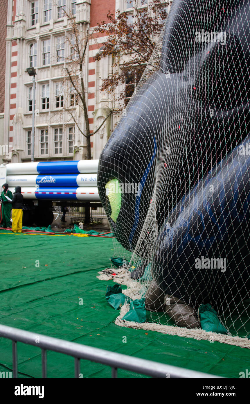 NEW YORK, NY, USA, le 27 novembre 2013. 'Ballon' édenté être gonflé sur le jour avant la 87e assemblée annuelle de Macy's Thanksgiving Day Parade. Crédit : Jennifer Booher/Alamy Live News Banque D'Images