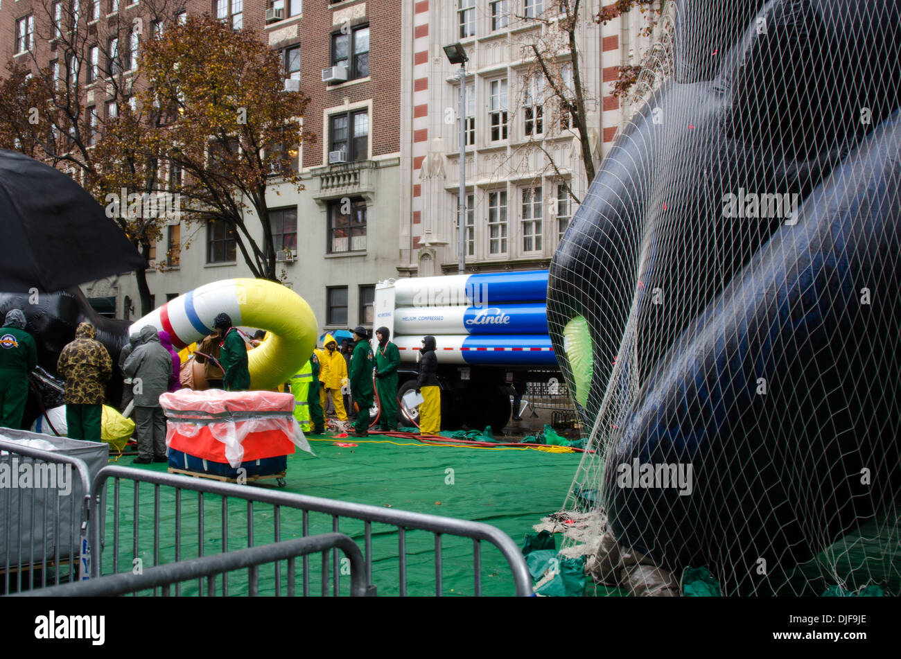 NEW YORK, NY, USA, le 27 novembre 2013. 'Pas de dents' et 'Spongebob Squarepants' ballons d'être gonflé sur le jour avant la 87e assemblée annuelle de Macy's Thanksgiving Day Parade. Crédit : Jennifer Booher/Alamy Live News Banque D'Images