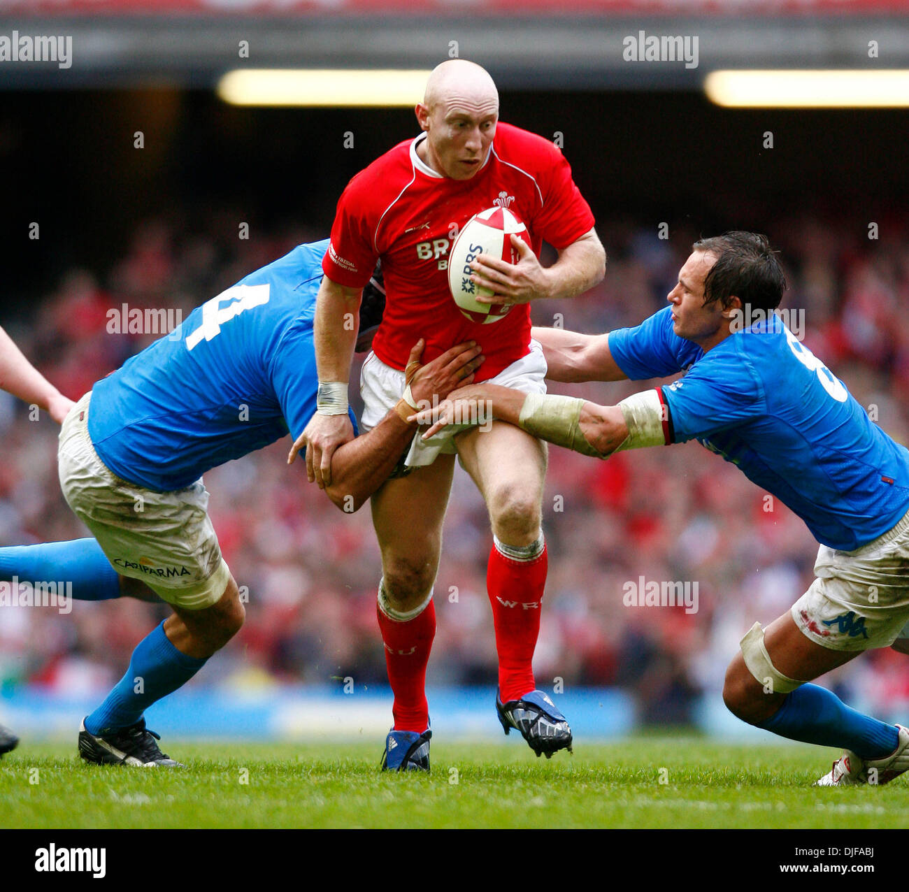 Tom Shanklin des galles abordés par Sergio Parisse de l'Italie et Santiago Dellape de l'Italie (crédit Image : © Photographe/Cal Sport Media) Banque D'Images