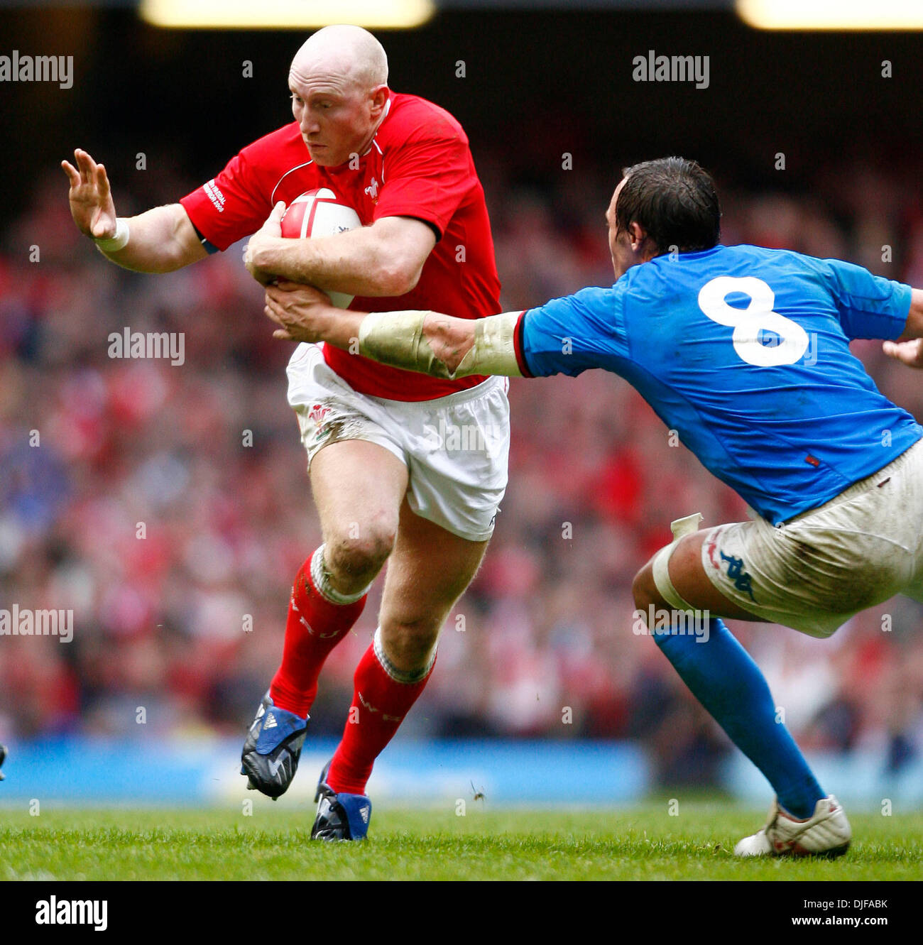 Tom Shanklin des galles abordés par Sergio Parisse de l'Italie (crédit Image : © Photographe/Cal Sport Media) Banque D'Images