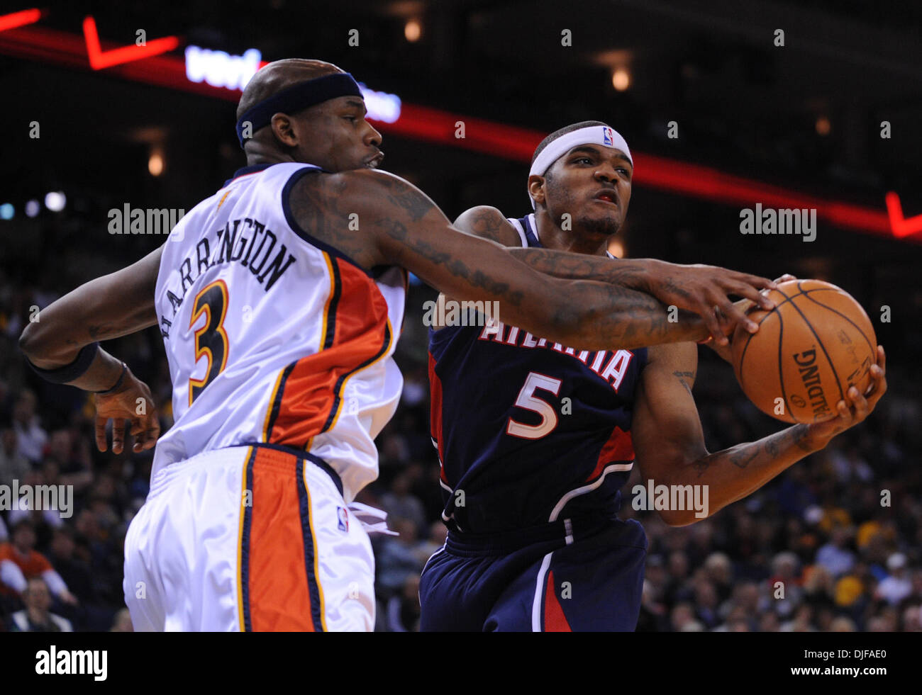 Golden State Warriors' Al Harrington, # 3, et des Atlanta Hawks Josh Smith, n°5, pour atteindre un rebond au 1er trimestre de leur jeu le vendredi 22 février 2008, à l'Oracle Arena à Oakland, Californie (Jose Carlos Fajardo/Contra Costa Times/ZUMA Press). Banque D'Images