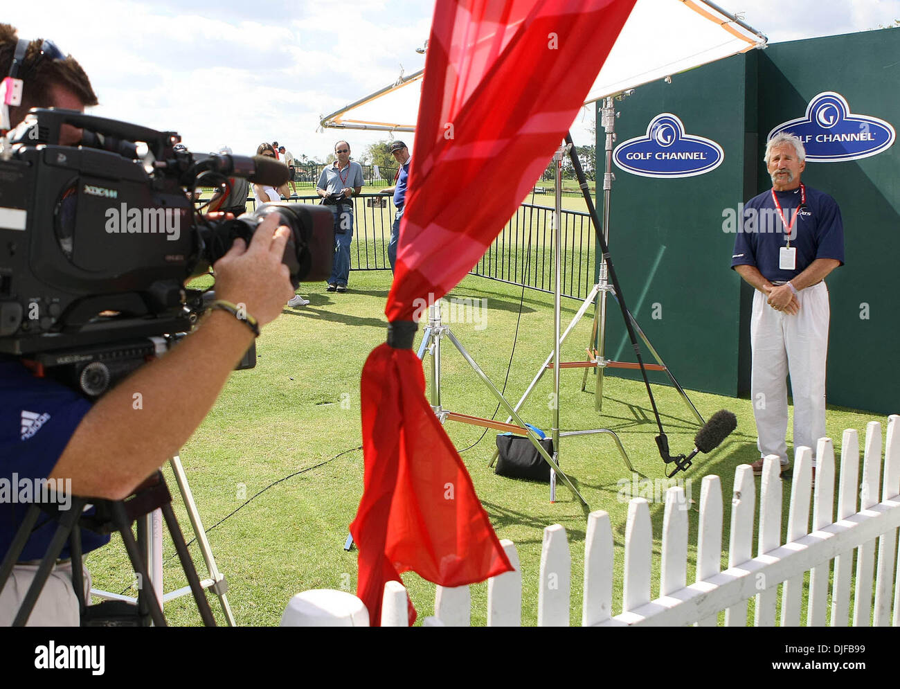 29 févr. 2008 - Palm Beach Gardens, Floride, USA - Steve Bloom, (R), d'Okeechobee, en Floride, les auditions pour une une manche de Golf blague montrer lors de la deuxième ronde de la Classique Honda à Palm Beach Gardens. (Crédit Image : © Bill Ingram/Palm Beach Post/ZUMA Press) RESTRICTIONS : * DÉPART * Droits de tabloïds USA Banque D'Images