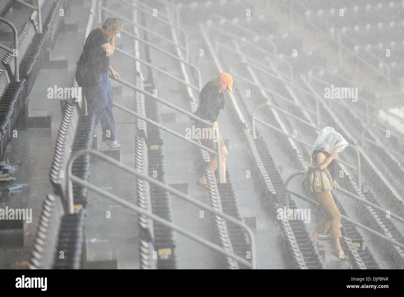 02 juin 2010 - Pittsburgh, PA, États-Unis - 2 juin 2010 : Fans Run for Cover comme de fortes pluies tombent sur PNC Park à Pittsburgh, PA. avant le début de la partie 3 de la série de jeu 3 entre les Cubs de Chicago et Pittsburgh Pirates...Le jeu a été reportée en raison de la des orages violents et des conditions de travail défavorables après les fortes pluies. Le jeu est d'être reportée à une date ultérieure...Manda Banque D'Images 02 juin 2010 - Pittsburgh, PA, États-Unis - 2 juin 2010 : Fans Run for Cover comme de fortes pluies tombent sur PNC Park à Pittsburgh, PA. avant le début de la partie 3 de la série de jeu 3 entre les Cubs de Chicago et Pittsburgh Pirates...Le jeu a été reportée en raison de la des orages violents et des conditions de travail défavorables après les fortes pluies. Le jeu est d'être reportée à une date ultérieure...Manda Banque D'Images