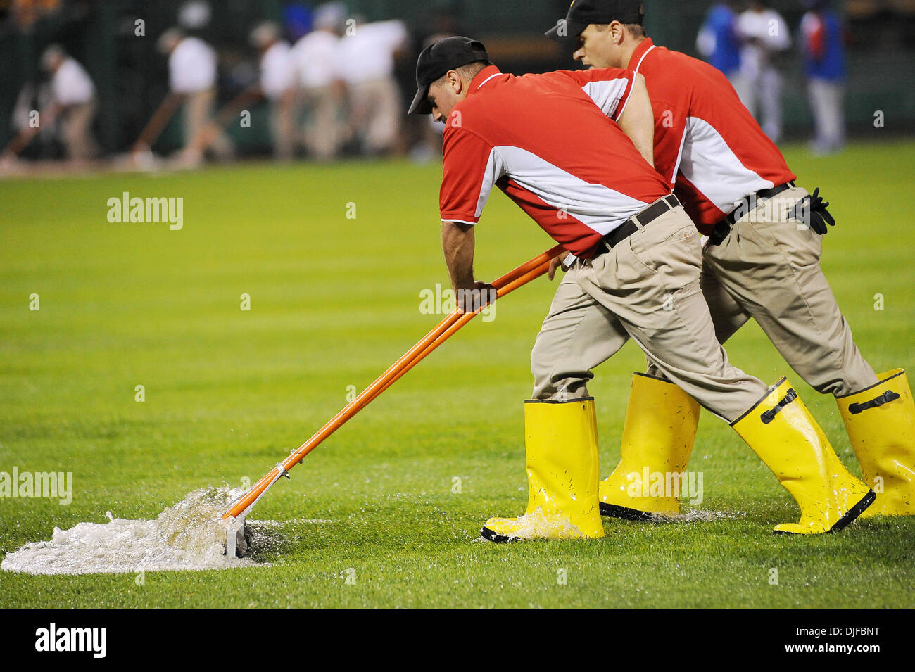 02 juin 2010 - Pittsburgh, PA, États-Unis - 2 juin 2010 : les membres de l'équipage PNC Parc travailler pour enlever l'eau de l'outfield après de violents orages et d'averses de pluie a frappé la région de Pittsburgh avant le début de la partie 3 de la série de jeu 3 entre les Cubs de Chicago et Pittsburgh Pirates...Le jeu a été reportée en raison de la des orages violents et des conditions défavorables d'un Banque D'Images 02 juin 2010 - Pittsburgh, PA, États-Unis - 2 juin 2010 : les membres de l'équipage PNC Parc travailler pour enlever l'eau de l'outfield après de violents orages et d'averses de pluie a frappé la région de Pittsburgh avant le début de la partie 3 de la série de jeu 3 entre les Cubs de Chicago et Pittsburgh Pirates...Le jeu a été reportée en raison de la des orages violents et des conditions défavorables d'un Banque D'Images