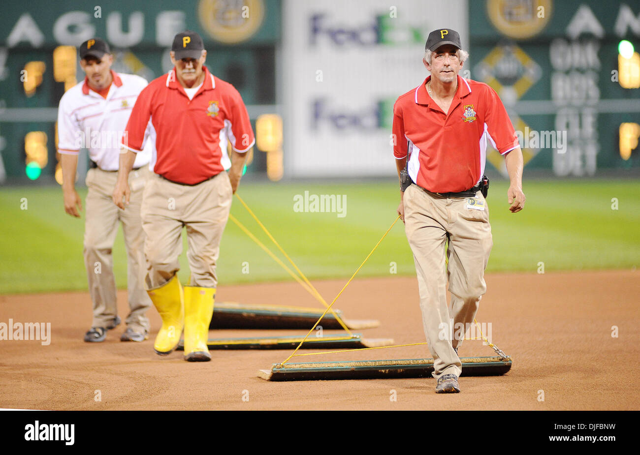 02 juin 2010 - Pittsburgh, PA, États-Unis - 2 juin 2010 : les membres de l'équipage PNC Parc faites glisser le champ après avoir retiré la bâche après les fortes pluies et les orages sont passés par la région... Le jeu 3 de la série de jeu 3 entre les Cubs de Chicago et les Pirates de Pittsburgh au PNC Park à Pittsburgh, PA. a été reportée en raison d'orages violents et des conditions de travail défavorables après la forte pluie Banque D'Images 02 juin 2010 - Pittsburgh, PA, États-Unis - 2 juin 2010 : les membres de l'équipage PNC Parc faites glisser le champ après avoir retiré la bâche après les fortes pluies et les orages sont passés par la région... Le jeu 3 de la série de jeu 3 entre les Cubs de Chicago et les Pirates de Pittsburgh au PNC Park à Pittsburgh, PA. a été reportée en raison d'orages violents et des conditions de travail défavorables après la forte pluie Banque D'Images