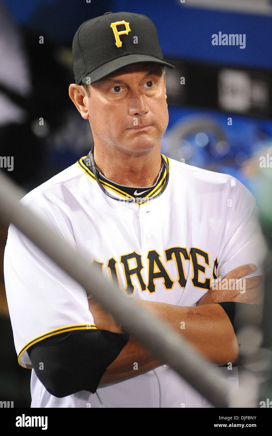 02 juin 2010 - Pittsburgh, PA, États-Unis - 2 juin 2010 : des Pirates de Pittsburgh, John Russell (7) donne sur le terrain, l'équipage motifs essayer de préparer le terrain pour jouer après deux heures de retard pluie...le jeu 3 de la série de jeu 3 entre les Cubs de Chicago et Pittsburgh Pirates a été reportée en raison d'orages violents et des conditions de travail défavorables après les fortes pluies. Le g Banque D'Images 02 juin 2010 - Pittsburgh, PA, États-Unis - 2 juin 2010 : des Pirates de Pittsburgh, John Russell (7) donne sur le terrain, l'équipage motifs essayer de préparer le terrain pour jouer après deux heures de retard pluie...le jeu 3 de la série de jeu 3 entre les Cubs de Chicago et Pittsburgh Pirates a été reportée en raison d'orages violents et des conditions de travail défavorables après les fortes pluies. Le g Banque D'Images