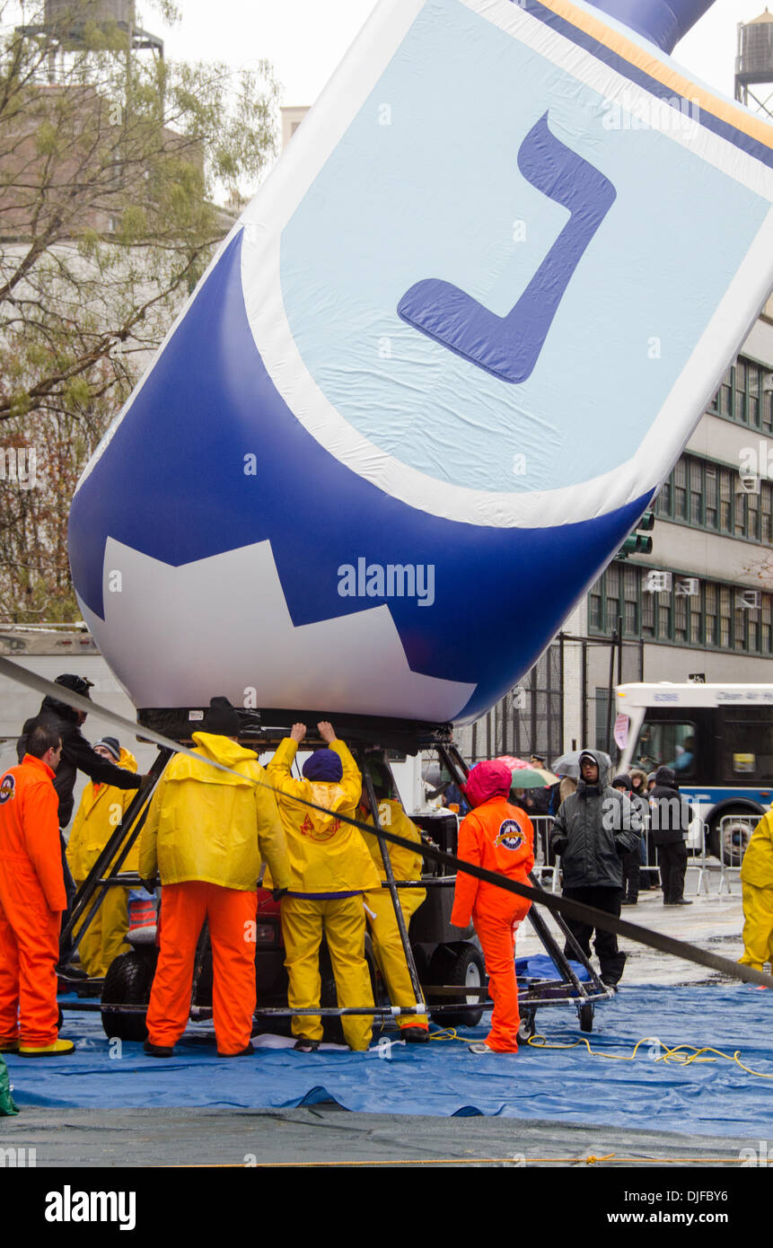 NEW YORK, NY, USA, le 27 novembre 2013. Reidel "ballon" d'être gonflé sur le jour avant la 87e MacyÕs annuel Thanksgiving Day Parade. Crédit : Jennifer Booher/Alamy Live News Banque D'Images