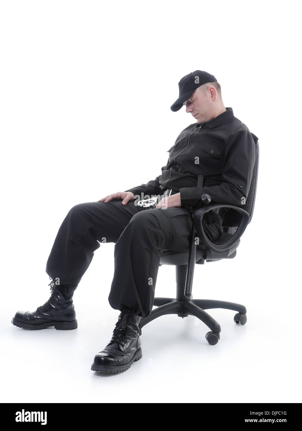 L'homme sécurité dormir sur un fauteuil tourné sur blanc Banque D'Images