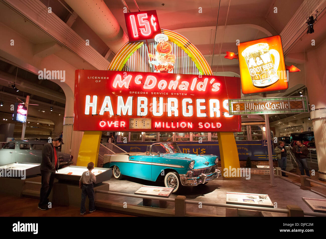 Dearborn, Michigan - UNE 1956 Chevrolet Bel Air convertible et un McDonald's signe au Musée Henry Ford. Banque D'Images