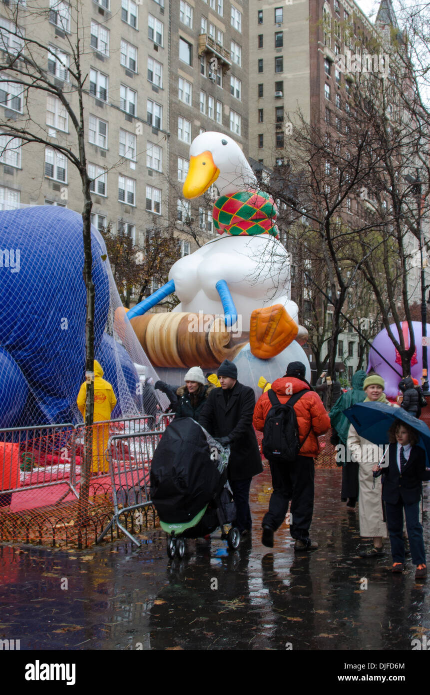 NEW YORK, NY, USA, le 27 novembre 2013. 'Canard Aflac' étant ballon gonflé sur le jour avant la 87e assemblée annuelle de Macy's Thanksgiving Day Parade. Crédit : Jennifer Booher/Alamy Live News Banque D'Images