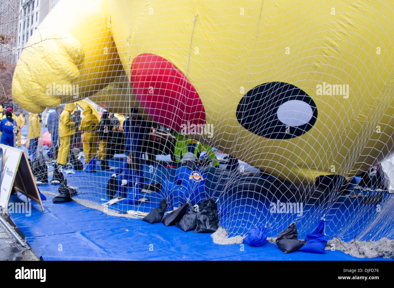 NEW YORK, NY, USA, le 27 novembre 2013. 'Pikachu' étant ballon gonflé sur le jour avant la 87e assemblée annuelle de Macy's Thanksgiving Day Parade. Crédit : Jennifer Booher/Alamy Live News Banque D'Images