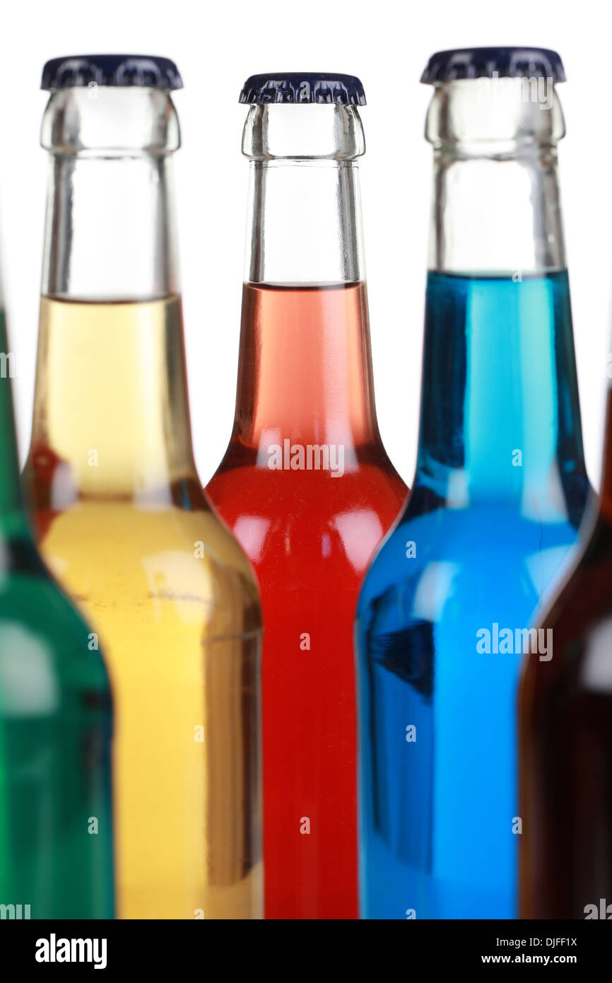 Des boissons colorées avec soda isolé sur fond blanc Banque D'Images