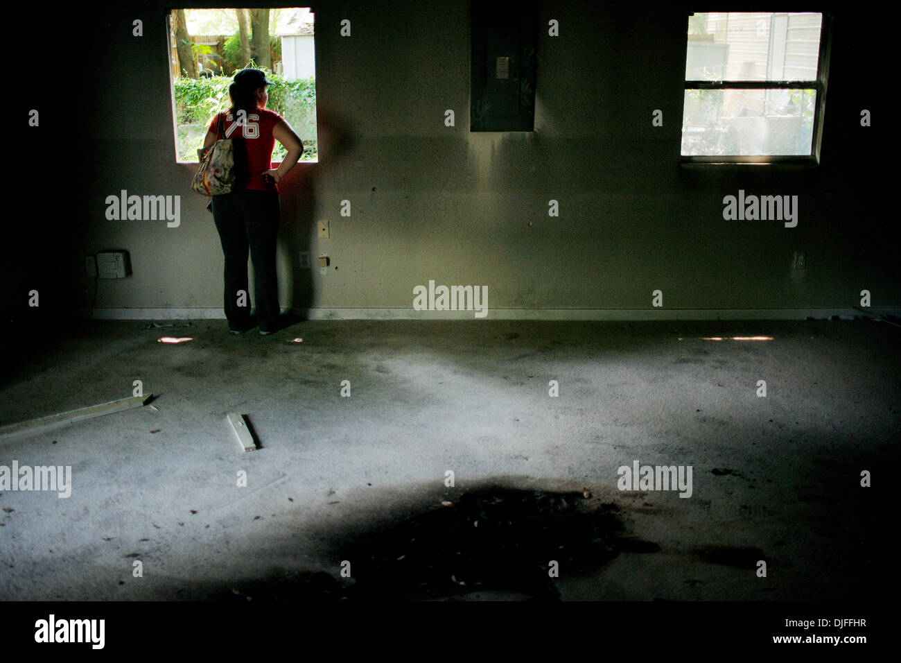 Juin 08, 2010 - Tampa, FL, USA - TP 324047   1 FONDATION ARSON.EDMUND D. Fountain | fois .(06/08/2010 Tampa) Vanessa Chacon, de Tampa, sondages les dégâts causés par le feu à une maison vide qu'elle possède avec son mari Leonel Pantoja à 415 E. Hamilton Ave à Tampa le 8 juin 2010. La Chambre a pris feu mardi matin. La cause présumée de l'incendie sont l'incendie criminel. Chacon affirme qu'ils ont récemment mis l'h Banque D'Images