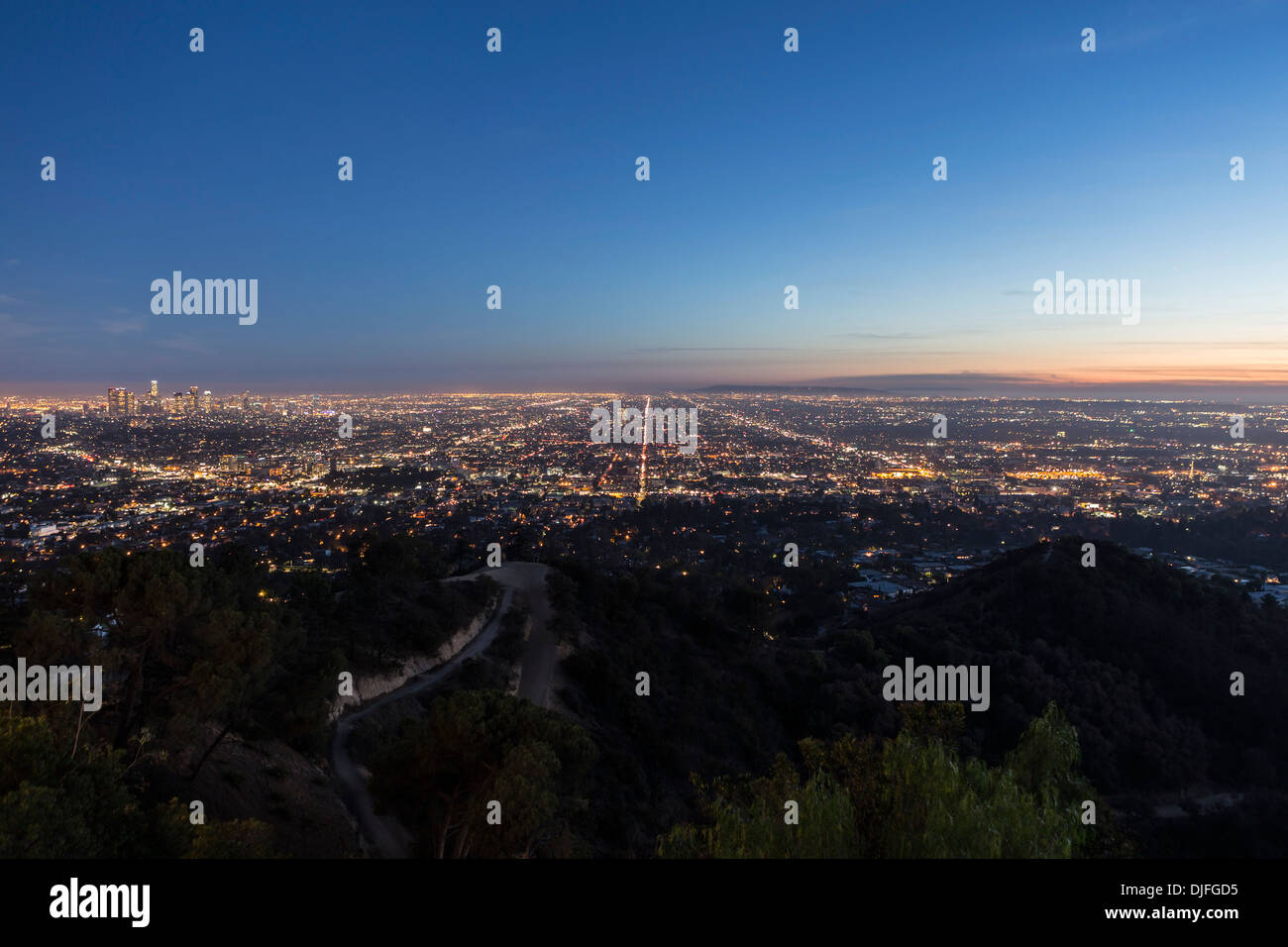 Crépuscule sur le bassin de Los Angeles de Griffith Park. Banque D'Images