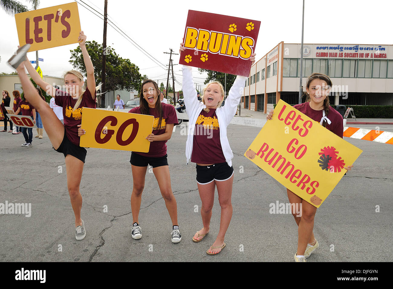 Jun 12, 2010 - Long Beach, Californie, États-Unis - de Wilson High School Cheerleader cheer durant la Wrigley River Run. (Crédit Image : © Mark/ZUMApress.com) Samala Banque D'Images