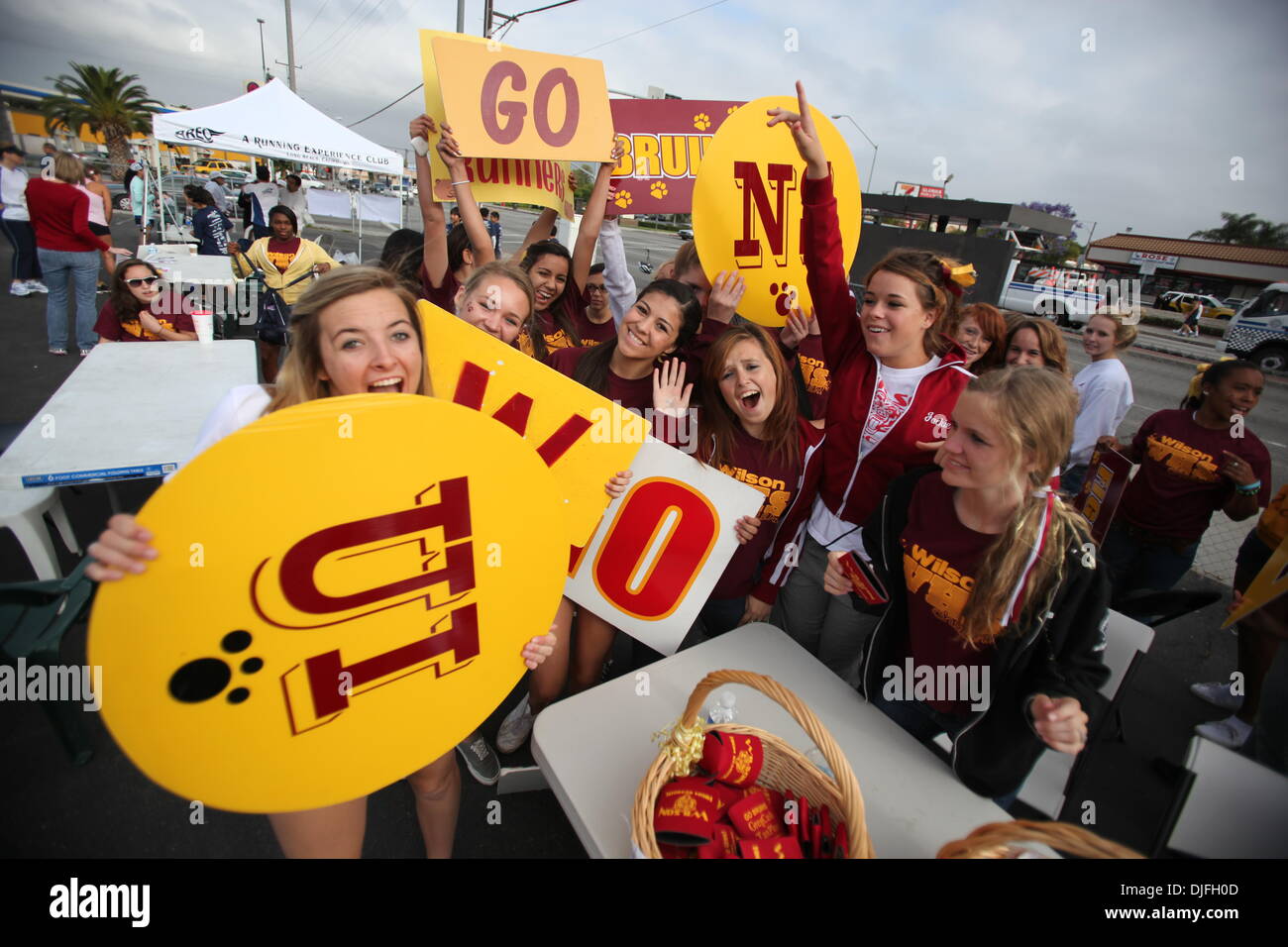 Jun 12, 2010 - Long Beach, Californie, États-Unis - Wilson High School cheerleaders durant la Wrigley River Run. (Crédit Image : © Mark/ZUMApress.com) Samala Banque D'Images