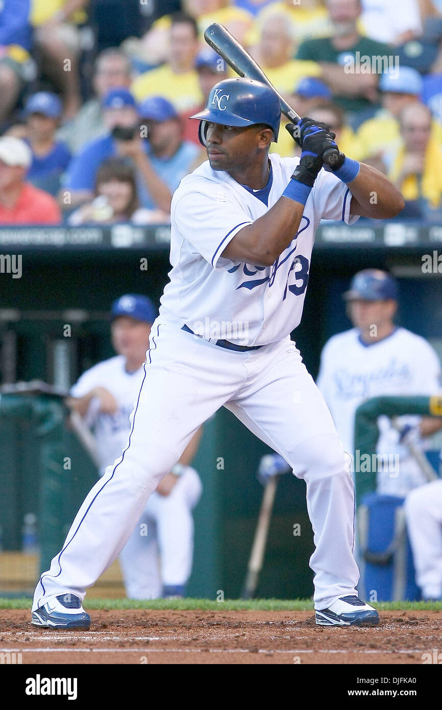 15 Juin 2010 : l'arrêt-court des Royals de Kansas City, Yuniesky Betancourt (3) attend la fin de la hauteur au cours d'un match de baseball de mardi, la défaite des Royals de Kansas City, les Astros de Houston 7-15 au Kauffman Stadium de Kansas City, Missouri..Crédit obligatoire : Scott Kane / Southcreek Global. (Crédit Image : © Scott Kane/ZUMApress.com) Southcreek/mondial Banque D'Images