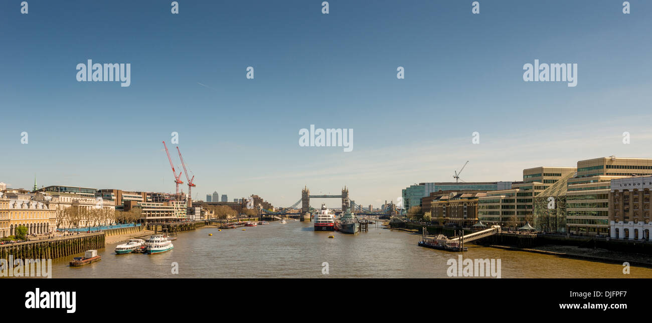 La vue depuis le pont de Londres à l'est de Tower Bridge Banque D'Images