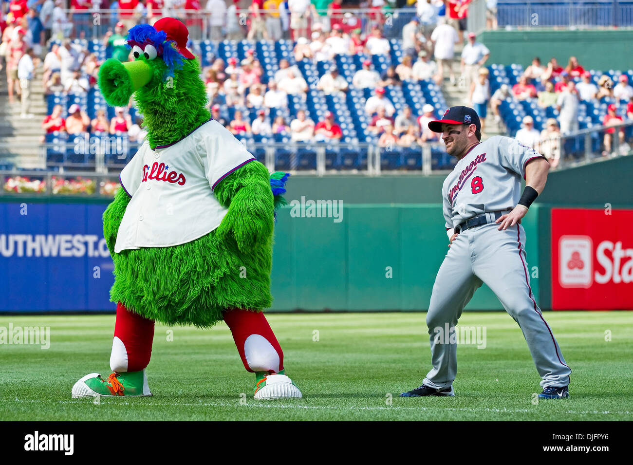 Les Phillies Phanatic fait quelques exercices avec des jumeaux shortstop Nick Punto # 5 avant le début du match entre les Twins du Minnesota aux Phillies de Philadelphie à la Citizens Bank Park de Philadelphie, PA. (Crédit Image : © Bill Guerro/ZUMApress.com) Southcreek/mondial Banque D'Images