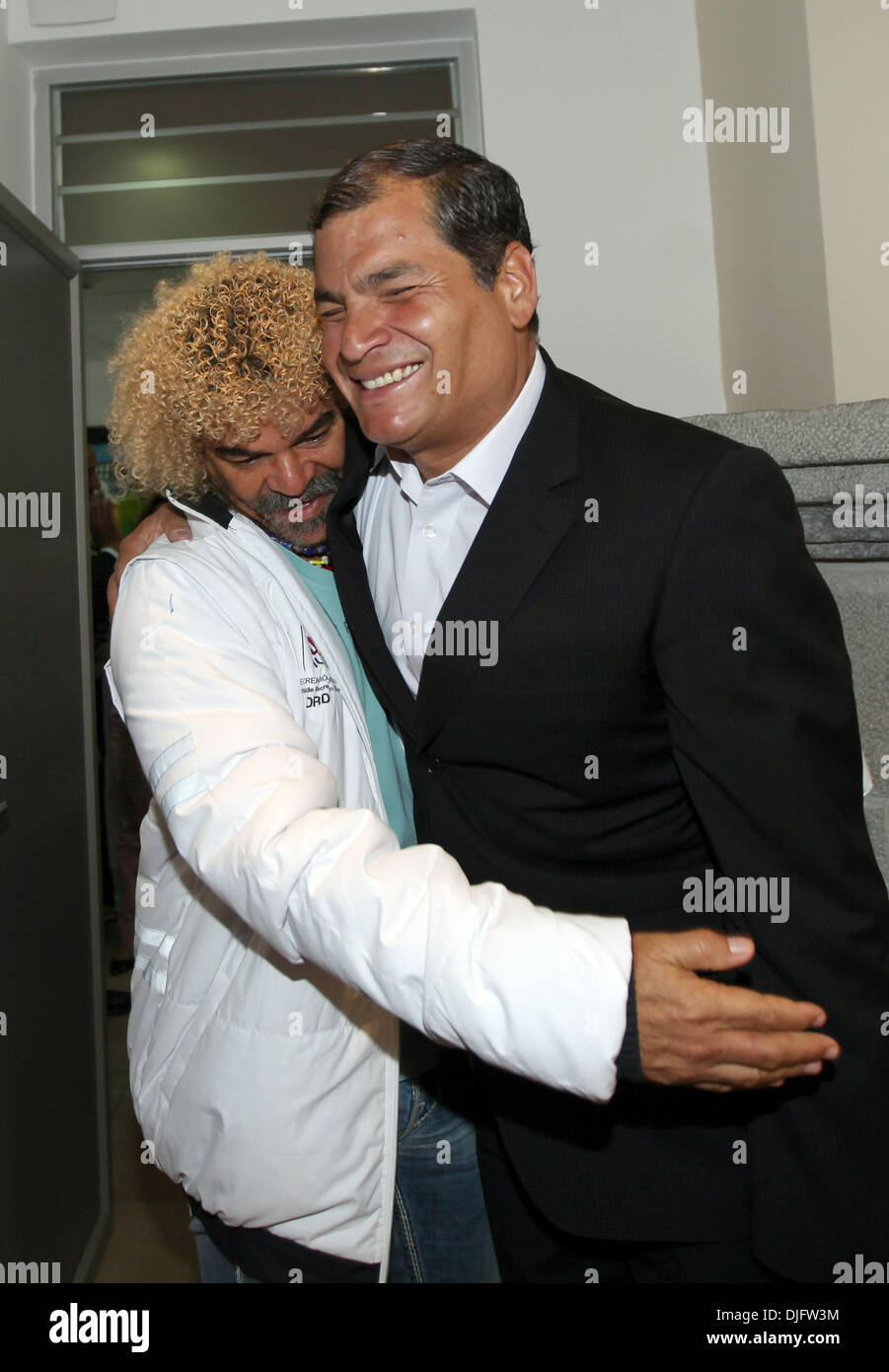 Quito, Equateur. Nov 27, 213. Le président de l'Equateur Rafael Correa (R) longe l'ancien joueur de l'équipe nationale colombienne de soocer Carlos Alberto Valderrama à Quito, capitale de l'Équateur, le 27 novembre, 2013. Valderrama s'est rendue en Équateur pour promouvoir son école de football. Source : Xinhua/Alamy Live News Banque D'Images