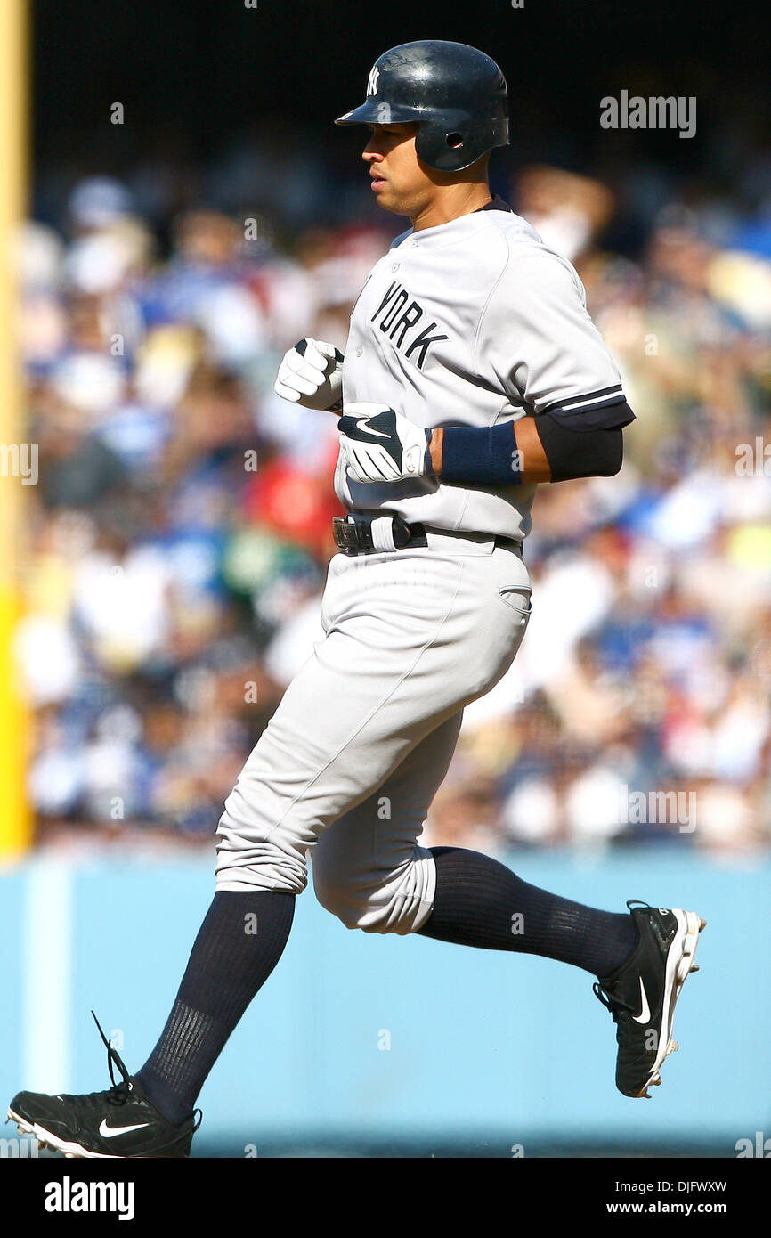 26 Juin 2010 : Nouvelle York Yankee de troisième but Alex Rodriguez décolle pour la deuxième base de la tentative de l'avance, pendant un match entre les Yankees et éviter au Dodger Stadium. (Crédit Image : © Tony Leon/ZUMApress.com) Southcreek/mondial Banque D'Images