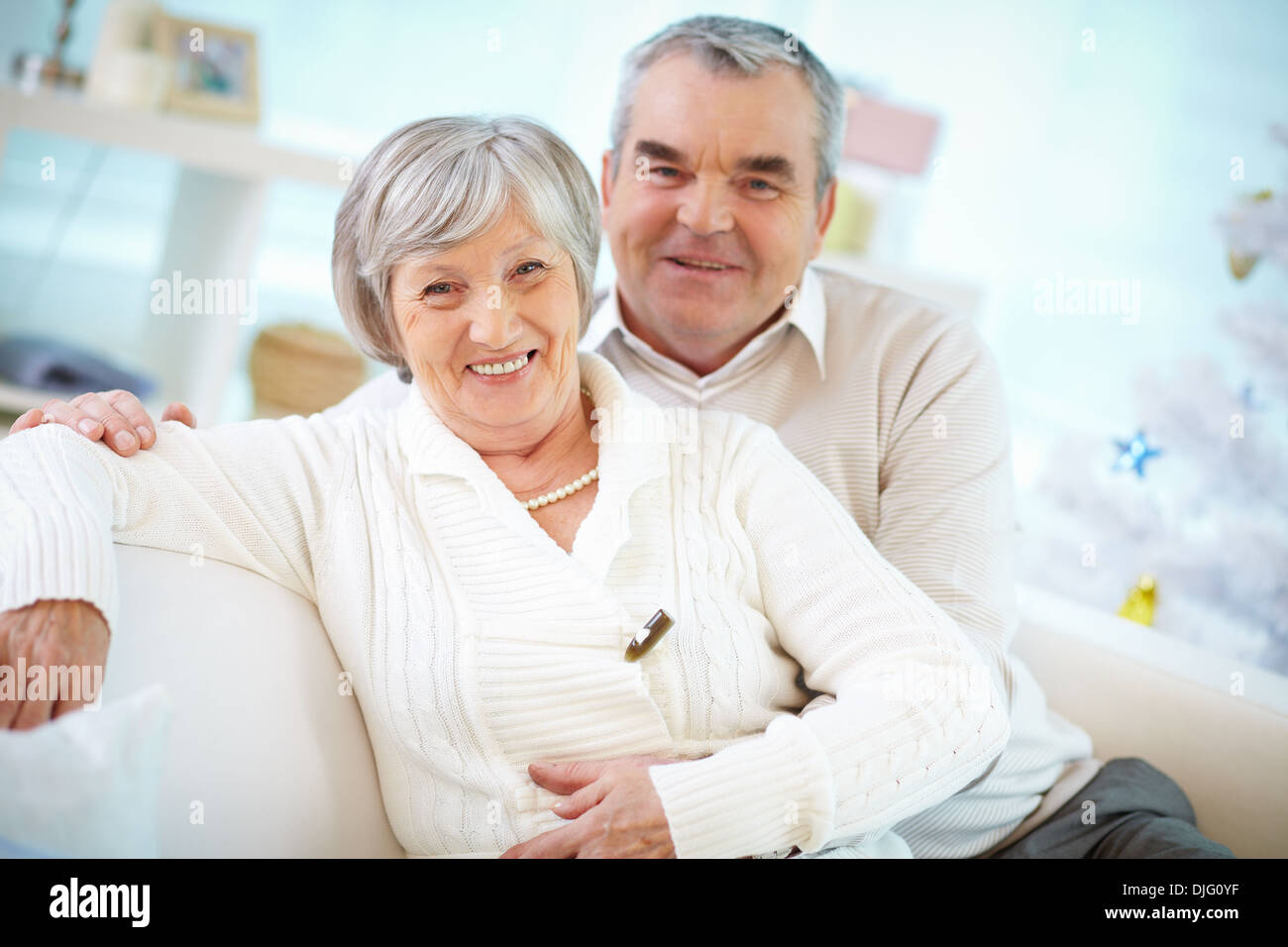 Portrait of a happy senior couple looking at camera and smiling Banque D'Images