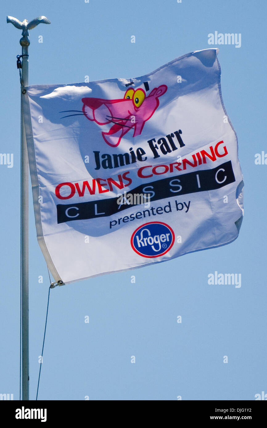 03 juillet 2010 - Sylvania, Ohio, USA - 3 juillet 2010 : Tournoi, je vois des drapeaux sur les tribunes à la # 18 vert pendant la troisième série de jouer de l'Jamie Farr Owens Corning Classic présenté par Kroger aux Highland Meadows Golf Club à Sylvania (Ohio). Crédit obligatoire . : Scott W. Grau / Southcreek Global (Image Crédit : © Southcreek/ZUMApress.com) mondial Banque D'Images