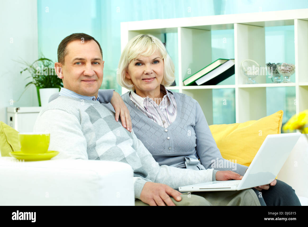 Portrait of romantic couple looking at camera with smiles Banque D'Images