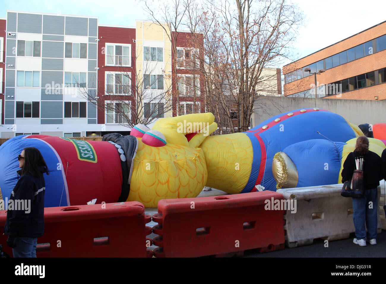 STAMFORD, CT - 23 NOVEMBRE 2013 : grand oiseau est gonflé dans la préparation de la parade annuelle spectaculaire sur Novembe UBS Banque D'Images