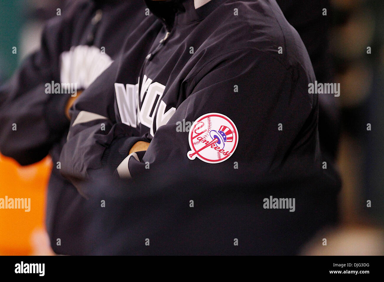 06-Juillet-2010 : Oakland, CA : Oakland Athletics accueillir les Yankees de New York. New York Yankees logo sur la veste de New York Yankees gérant Joe Girardi (28) New York a gagné le match 6-1. (Crédit Image : © Southcreek Dinno Kovic/global/ZUMApress.com) Banque D'Images