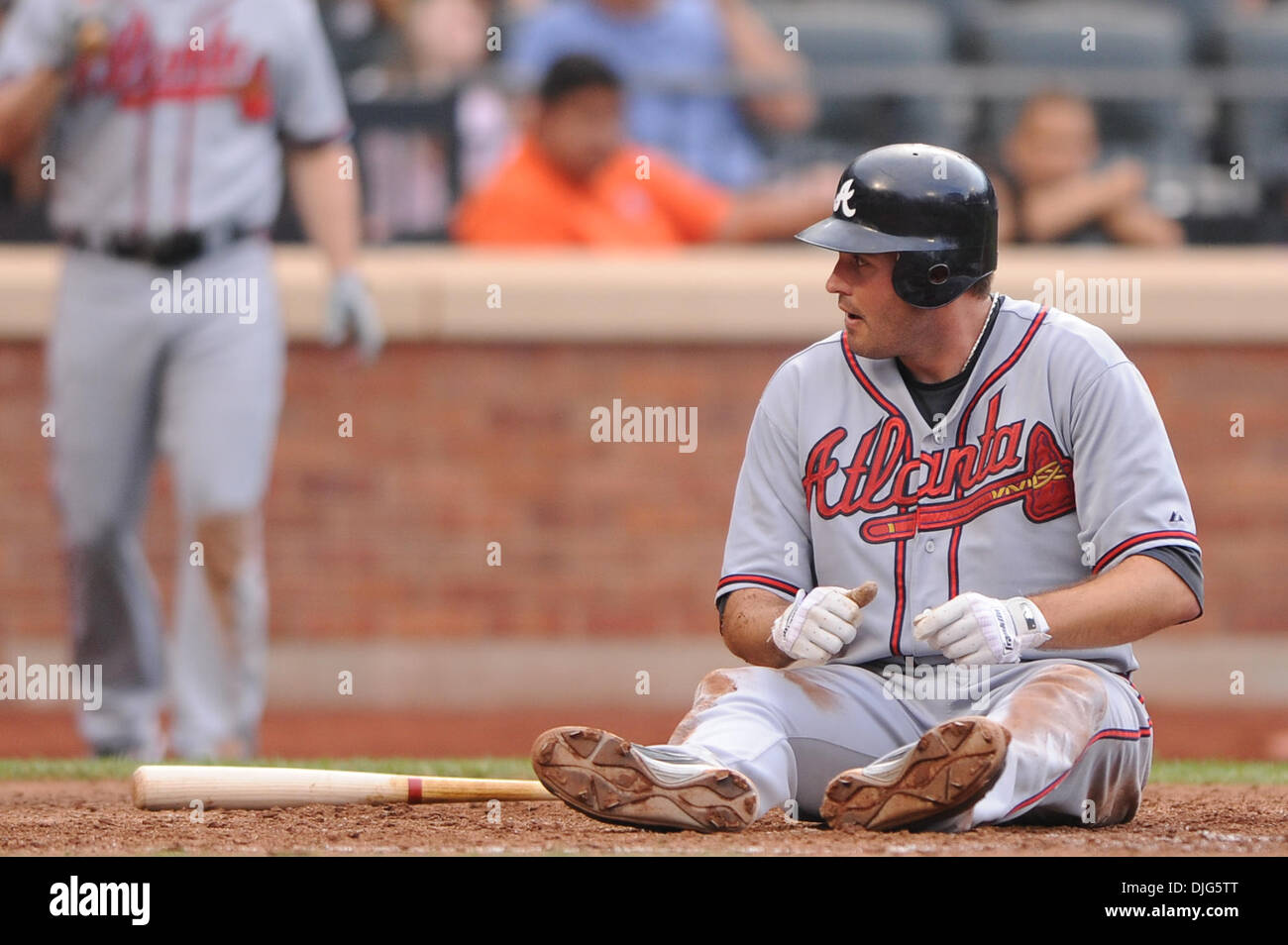 10 Juillet 2010 : Le joueur de premier but des Braves d'Atlanta Troy Glaus (25) se trouve sur la terre après un mauvais lancer d'esquive que presque heurté la tête pendant que l'action MLB Braves vaincre les mets 4-0 à Citi Field à Flushing, NY (Image Crédit : © Vous Schneekloth/global/ZUMApress.com) Southcreek Banque D'Images