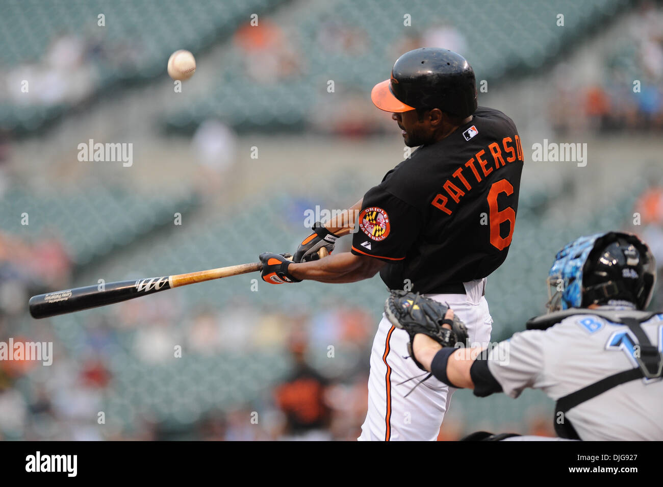 16 juillet 2010 - Baltimore, Maryland, États-Unis d'Amérique - 16 juillet 2010 : le voltigeur des orioles de Baltimore, Corey Patterson (6) est en contact avec un lancer au cours de la deuxième manche contre les Blue Jays de Toronto à l'Oriole Park at Camden Yards de Baltimore, MD...crédit obligatoire : Russell Tracy / Southcreek Global. (Crédit Image : Â© Southcreek/ZUMApress.com) mondial Banque D'Images