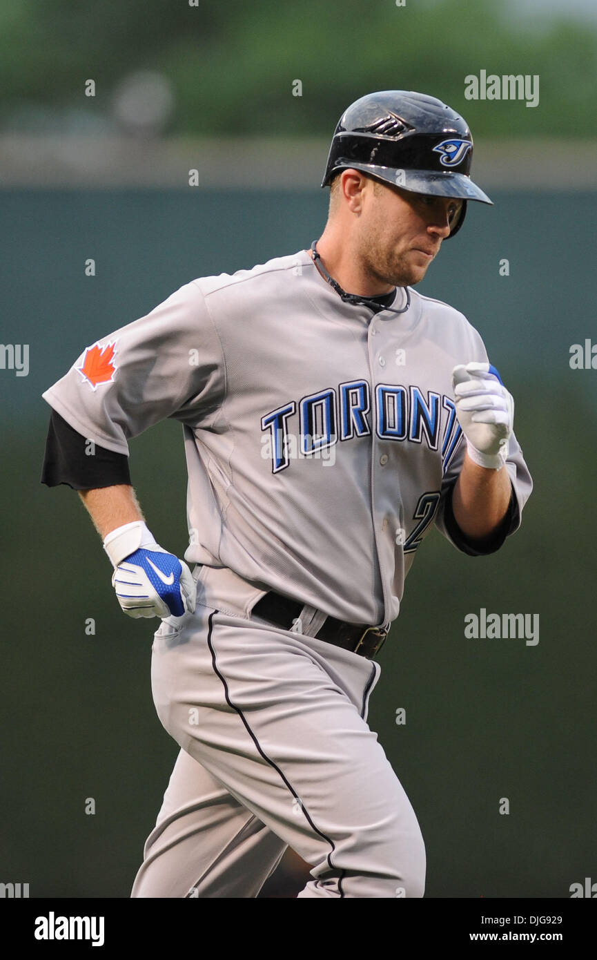 16 juillet 2010 - Baltimore, Maryland, États-Unis d'Amérique - 16 juillet 2010 : le deuxième but des Blue Jays de Toronto Aaron Hill (2) court vers la maison après avoir frappé un coup de circuit contre les Orioles d'amener le score à 2-0 dans un jeu de la série à l'Oriole Park at Camden Yards de Baltimore, MD...crédit obligatoire : Russell Tracy / Southcreek Global. (Crédit Image : © Global/ZUMApres Southcreek Banque D'Images