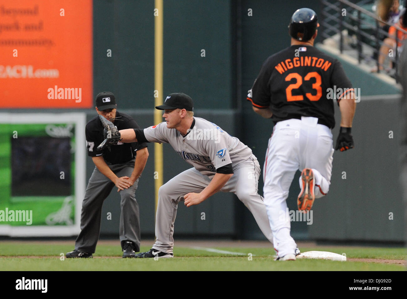 16 juillet 2010 - Baltimore, Maryland, États-Unis d'Amérique - 16 juillet 2010 : le deuxième but Des Orioles de Baltimore, Ty Wigginton (23) sprints vers première base comme joueur de premier but des Blue Jays de Toronto, Lyle Overbay (35) attend un jet franc pour l'un de jeu au cours de la série à l'Oriole Park at Camden Yards de Baltimore, MD...crédit obligatoire : Russell Tracy / Southcreek Global. (Crédit Imag Banque D'Images