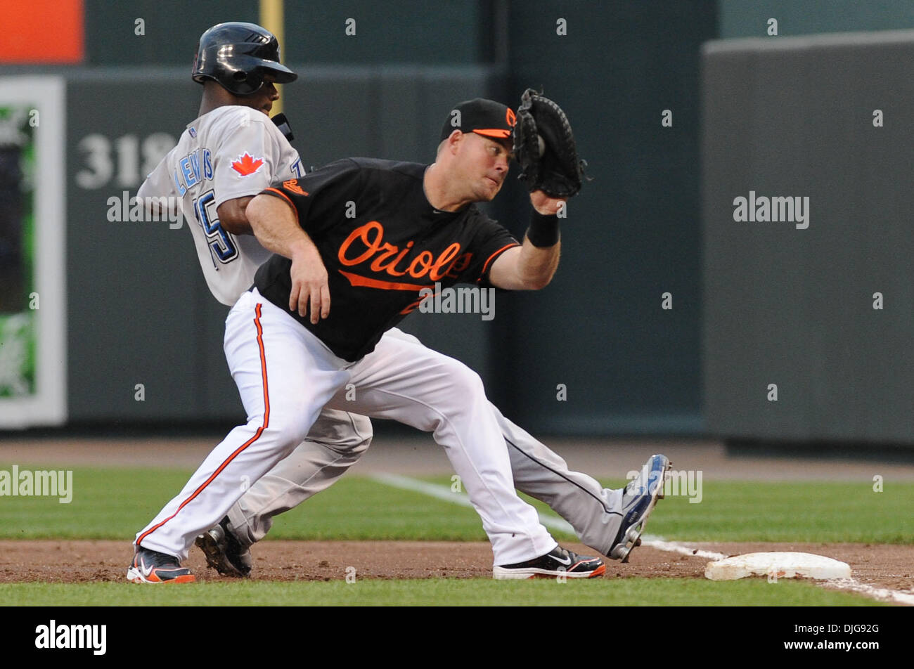 16 juillet 2010 - Baltimore, Maryland, États-Unis d'Amérique - 16 juillet 2010 : le voltigeur des Blue Jays de Toronto Fred Lewis (15) se déplace en toute sécurité au premier comme deuxième but Des Orioles de Baltimore, Ty Wigginton (23) attend un deux pas de Baltimore Orioles catcher Craig Tatum (15) au cours de l'une des séries de jeux à l'Oriole Park at Camden Yards de Baltimore, MD...crédit obligatoire : Russell Tracy Banque D'Images