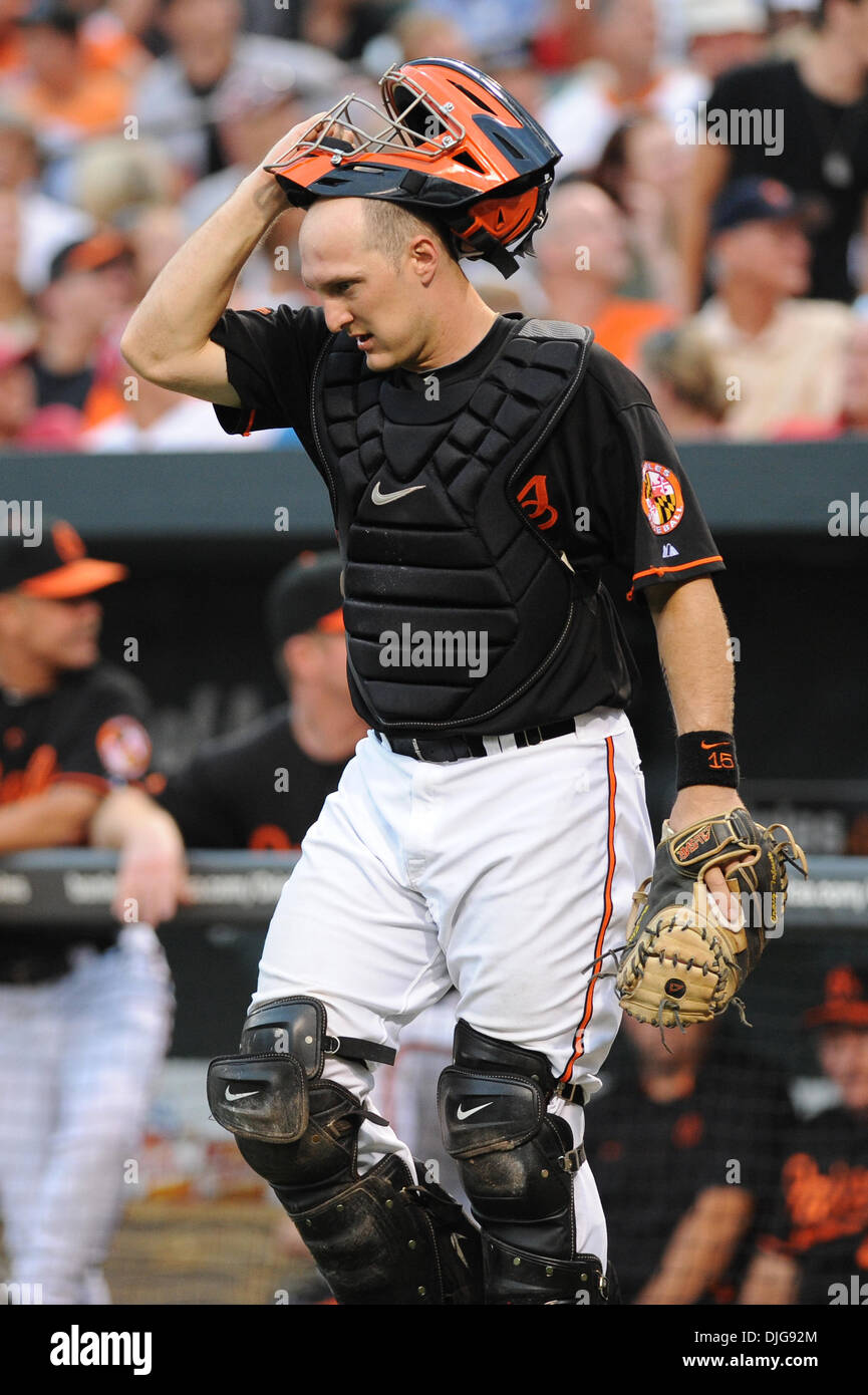 16 juillet 2010 - Baltimore, Maryland, États-Unis d'Amérique - 16 juillet 2010 : Baltimore Orioles catcher Craig Tatum (15 étapes) jusqu'à la plaque pendant un match de la série contre les Blue Jays de Toronto à l'Oriole Park at Camden Yards de Baltimore, MD. Tatum est remplir pour les blessés Matt Weiters. ..Crédit obligatoire : Russell Tracy / Southcreek Global. (Crédit Image : Â© Southcre Banque D'Images