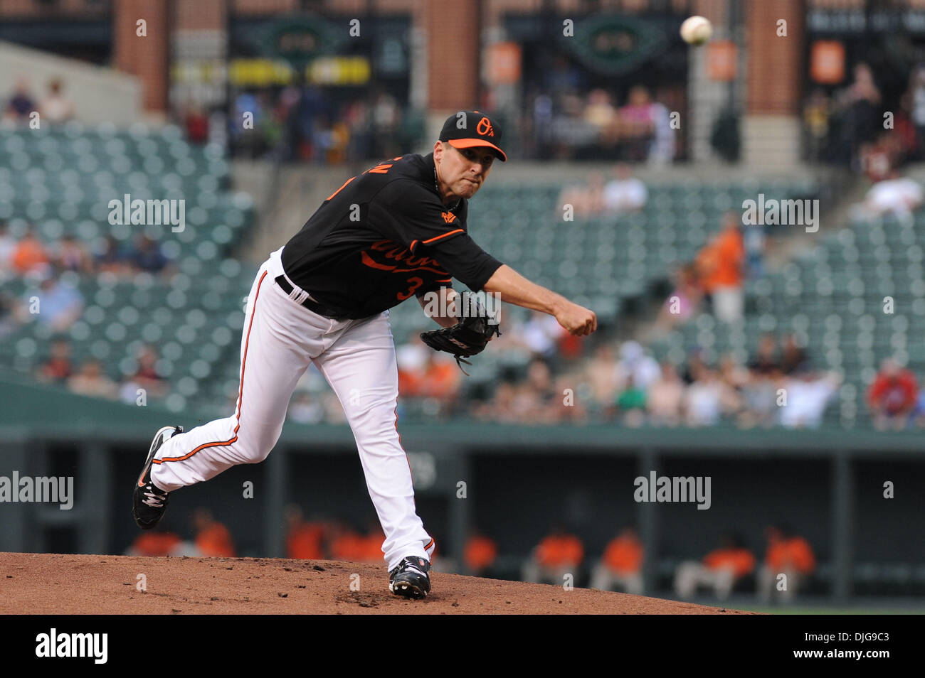 16 Juillet 2010 : le lanceur partant des orioles de Baltimore, Brad Bergesen (35) fait un pas lors de la première manche contre les Blue Jays de Toronto à l'Oriole Park at Camden Yards de Baltimore, MD..Crédit obligatoire : Russell Tracy / Southcreek Global. (Crédit Image : © Russell Tracy/global/ZUMApress.com) Southcreek Banque D'Images