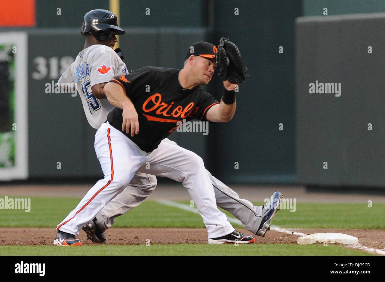 16 Juillet 2010 : le voltigeur des Blue Jays de Toronto Fred Lewis (15) se déplace en toute sécurité au premier comme deuxième but Des Orioles de Baltimore, Ty Wigginton (23) attend un deux pas de Baltimore Orioles catcher Craig Tatum (15) au cours de l'une des séries de jeux à l'Oriole Park at Camden Yards de Baltimore, MD...crédit obligatoire : Russell Tracy / Southcreek Global. (Crédit Image : © Russell Tracy/Southcreek G Banque D'Images