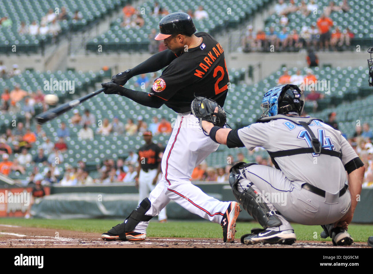 16 Juillet 2010 : droit des orioles de Baltimore, fielder Nick Markakis (21) est en contact avec un lancer au cours de la seconde manche d'un match de la série contre les Blue Jays de Toronto à l'Oriole Park at Camden Yards de Baltimore, MD...crédit obligatoire : Russell Tracy / Southcreek Global. (Crédit Image : © Russell Tracy/global/ZUMApress.com) Southcreek Banque D'Images