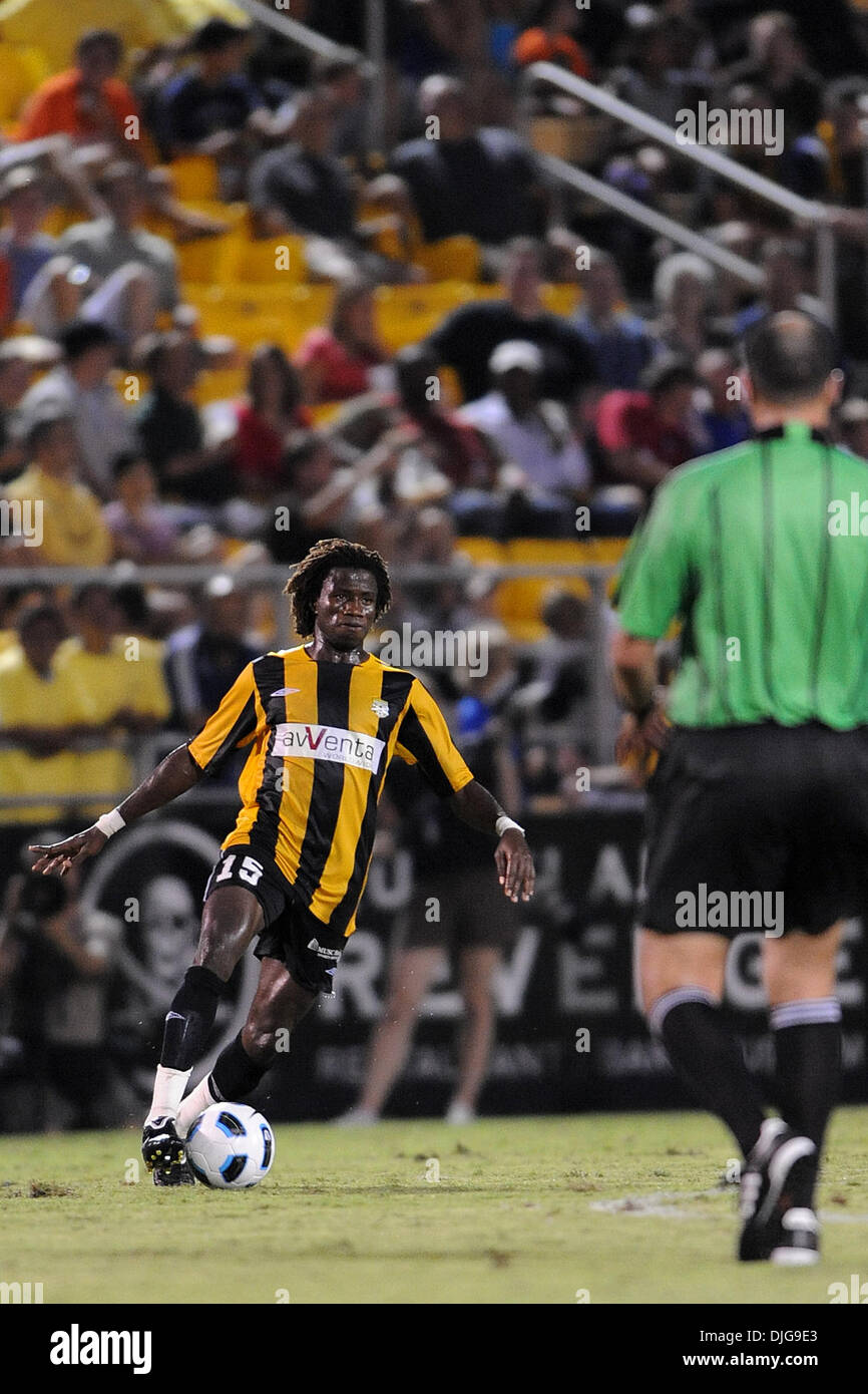 16 juillet 2010 - Charleston, Caroline du Sud, États-Unis - 17 juillet 2010 : le milieu de Charleston Battery Alioune Gueye (15) lit la défense à Blackbaud Stadium à Charleston, Caroline du Sud. Score final ; Bolton 2 - Charleston 0. (Crédit Image : © Marty Bingham/global/ZUMApress.com) Southcreek Banque D'Images