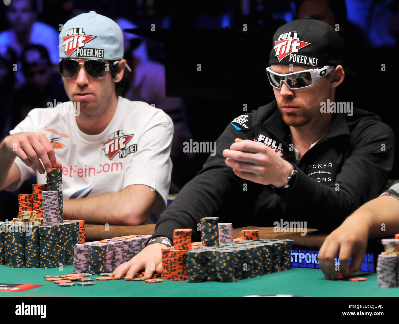 Juillet 17, 2010 - Las Vegas, Nevada, USA - Joueurs de Poker JOHN RACENER (L) et MATTHEW JARVIS de jeu au niveau de la 41th Annual World Series of Poker au Rio Hotel & Casino le 17 juillet 2010 à Las Vegas, Nevada. La table finale de neuf joueurs seront 6-8 novembre (crédit Image : © David Becker/ZUMApress.com) Banque D'Images