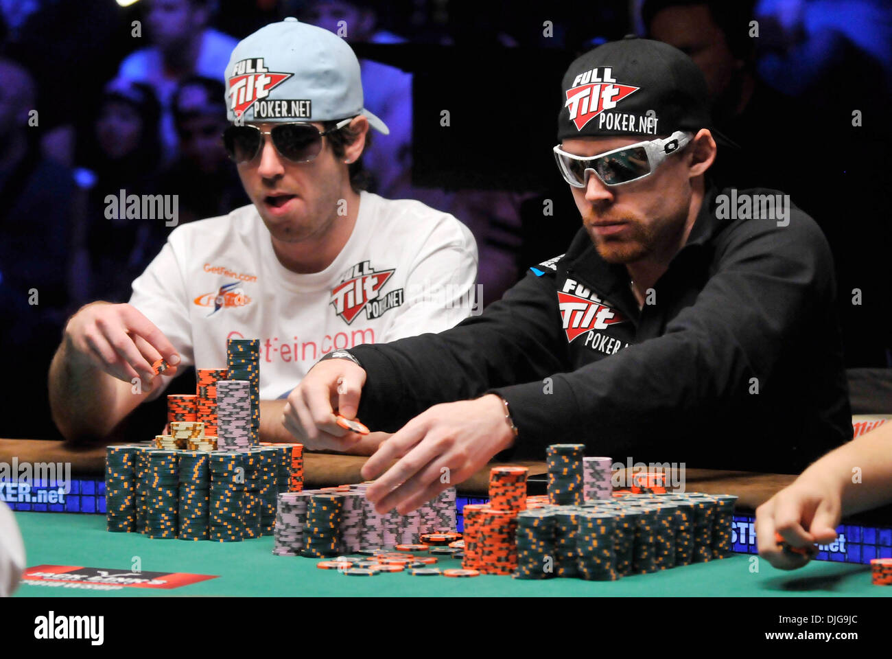 Juillet 17, 2010 - Las Vegas, Nevada, USA - Joueurs de Poker JOHN RACENER (L) et MATTHEW JARVIS de jeu au niveau de la 41th Annual World Series of Poker au Rio Hotel & Casino le 17 juillet 2010 à Las Vegas, Nevada. La table finale de neuf joueurs seront 6-8 novembre (crédit Image : © David Becker/ZUMApress.com) Banque D'Images