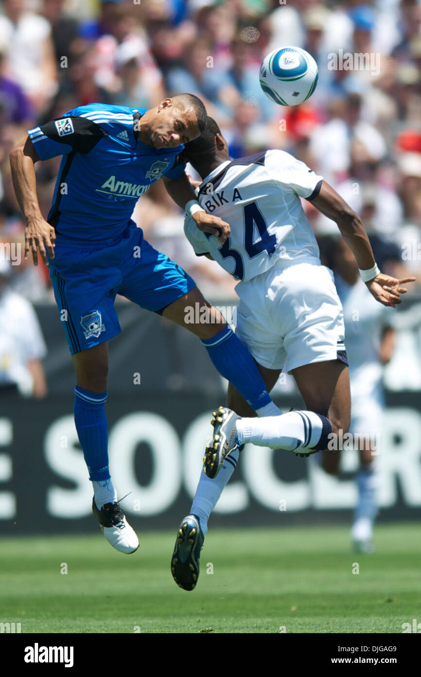 17 juillet 2010 - Santa Clara, Californie, États-Unis d'Amérique - 17 juillet 2010 : San Jose Earthquakes D Jason Hernandez (21) et Tottenham Hotspur F Jonathan Obika (34) lutte pour un en-tête pendant le match d'exhibition entre le San Jose Earthquakes et Tottenham Hotspur au Buck Shaw Stadium de Santa Clara, CA..Crédit obligatoire : Matt Cohen / Southcreek Global (Image Crédit : © Sout Banque D'Images