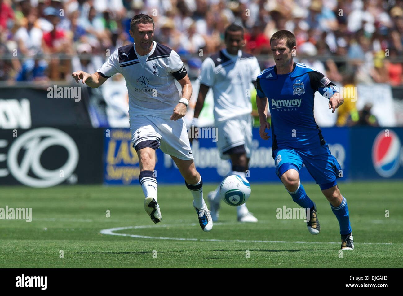 17 juillet 2010 - Santa Clara, Californie, États-Unis d'Amérique - 17 juillet 2010 : Tottenham Hotspur F Robbie Keane (10) passe autour de San Jose Earthquakes M Sam Cronin (4) lors de l'exposition proche entre les San Jose Earthquakes et Tottenham Hotspur au Buck Shaw Stadium de Santa Clara, CA..Crédit obligatoire : Matt Cohen / Southcreek Global (Image Crédit : © Southcreek Global/ZUMA Banque D'Images