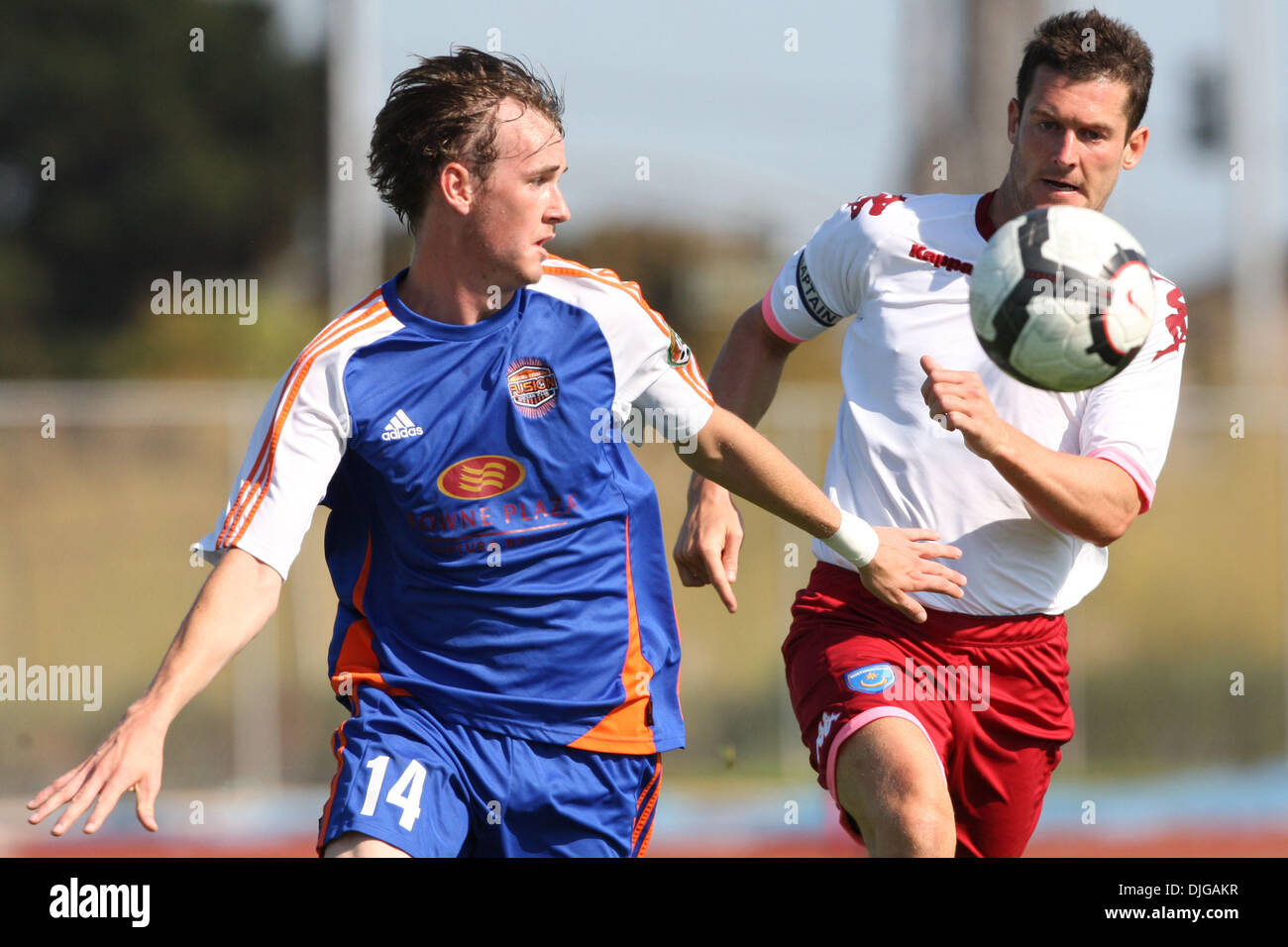 17 juillet 2010 - Oxnard, Californie, États-Unis d'Amérique - 17 juillet 2010 : Portsmouth FC captian David Nugent (R) Ventura et fusions Sam Nicholson (L) lutte pour la balle durant le match amical entre Portsmouth FC et Ventura Fusion à Oxnard College à Oxnard, Californie. Portsmouth FC a ensuite battu la fusion avec un score final de 2-1. Crédit obligatoire : Brandon Parry / Banque D'Images