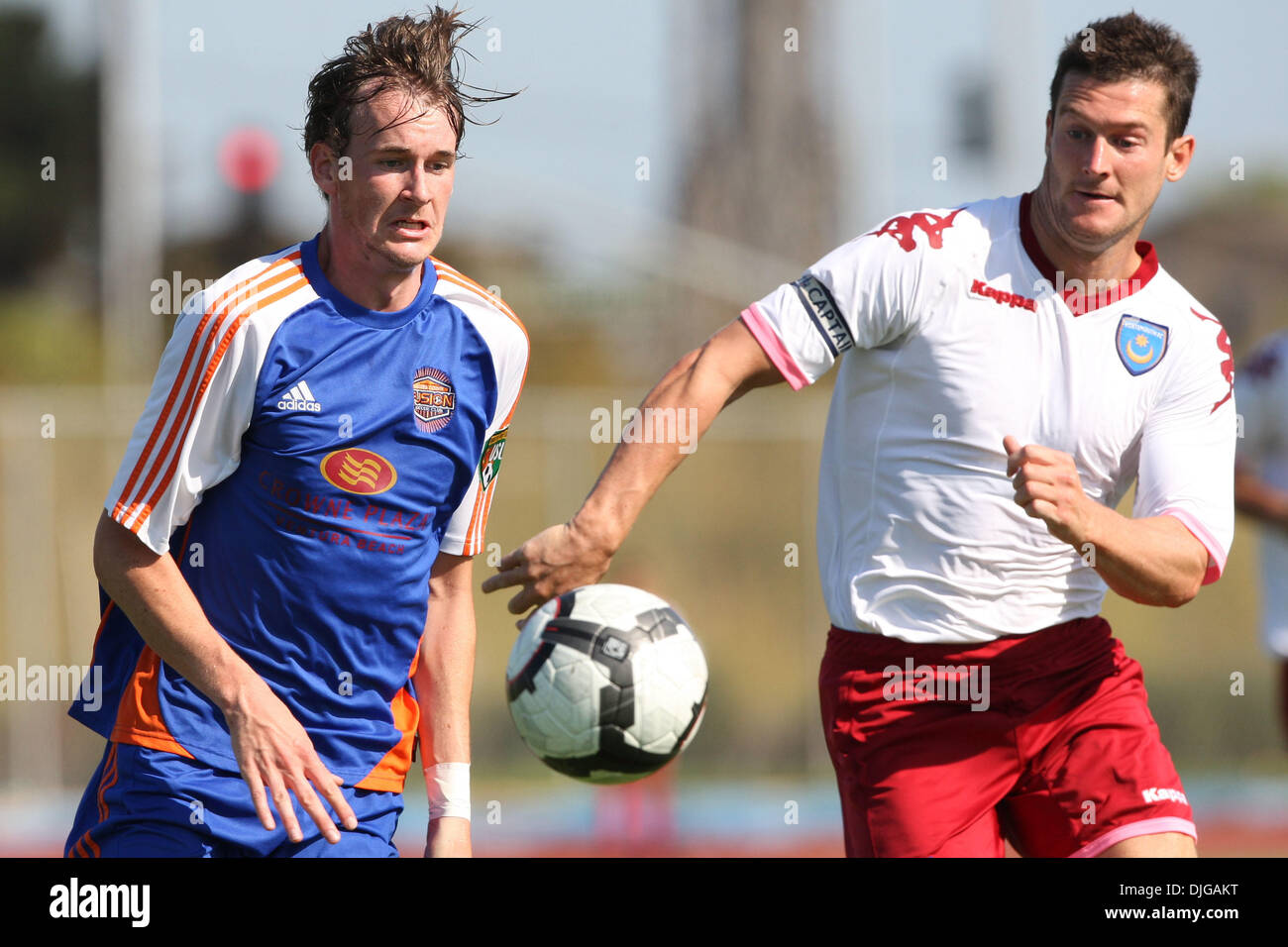 17 juillet 2010 - Oxnard, Californie, États-Unis d'Amérique - 17 juillet 2010 : Portsmouth FC captian David Nugent (R) Ventura et fusions Sam Nicholson (L) lutte pour la balle durant le match amical entre Portsmouth FC et Ventura Fusion à Oxnard College à Oxnard, Californie. Portsmouth FC a ensuite battu la fusion avec un score final de 2-1. Crédit obligatoire : Brandon Parry / Banque D'Images