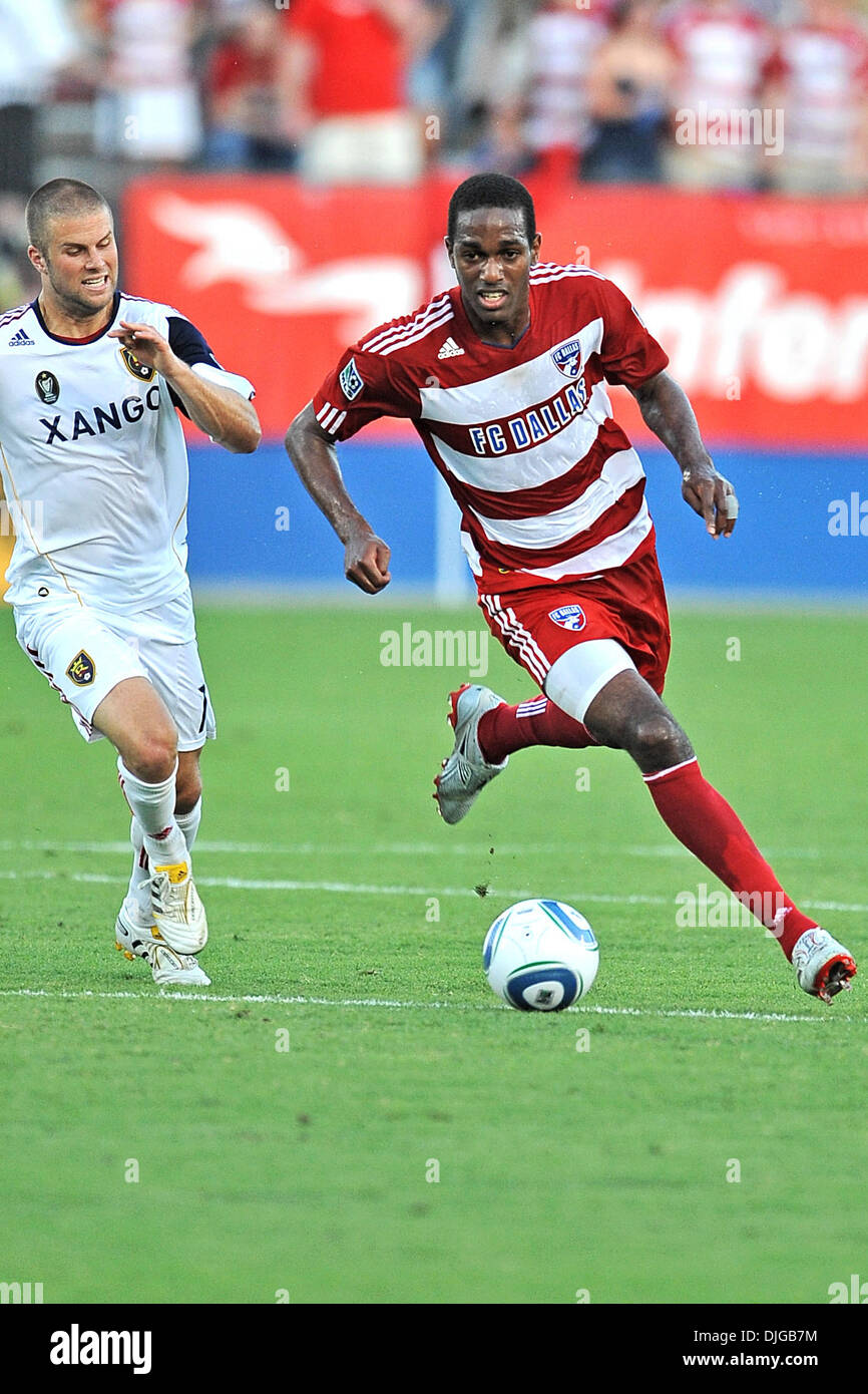 17 juillet 2010 - Frisco, TX, États-Unis d'Amérique - 17 juillet 2010 : .FC Dallas # 16 F/M Atiba Harris porte le ballon en avant.au cours du jeu entre le Real Salt Lake et le FC Dallas au Pizza Hut Stadium de Frisco, TX. Crédit obligatoire : Manny Flores/Southcreek Global (Image Crédit : © Southcreek/ZUMApress.com) mondial Banque D'Images