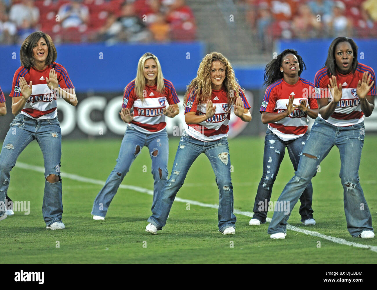 17 juillet 2010 - Frisco, TX, États-Unis - 17 juillet 2010 : .FC Dallas Cheerleaders effectuer pendant le jeu entre le Real Salt Lake et le FC Dallas au Pizza Hut Stadium de Frisco, TX. (Crédit Image : © Manny Flores/ZUMApress.com) Southcreek/mondial Banque D'Images
